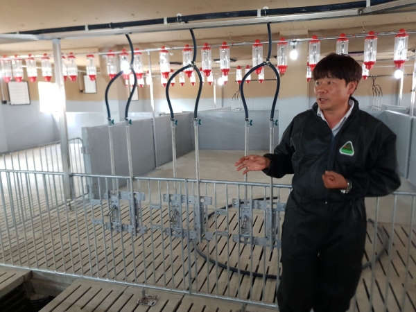 태흥종축 해남 GGP 전성주 대표는 최근 완공된 제2GGP 돼지 입식을 앞두고 취재차 방문한 기자에게 종돈장 시설에 대한 특징을 설명하고 있다.