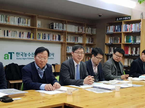 박병홍(사진 왼쪽서 두번째) 축산국장이 최근 개정된 '축산법 일부개정법률'에 대해 설명하고 있다.