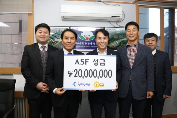 ㈜이지바이오 김지범(사진 왼쪽서 두번째) 대표는 지난 13일 한돈협회를 방문하고 하태식 한돈협회장에 ASF 성금 2천만원을 기탁했다.