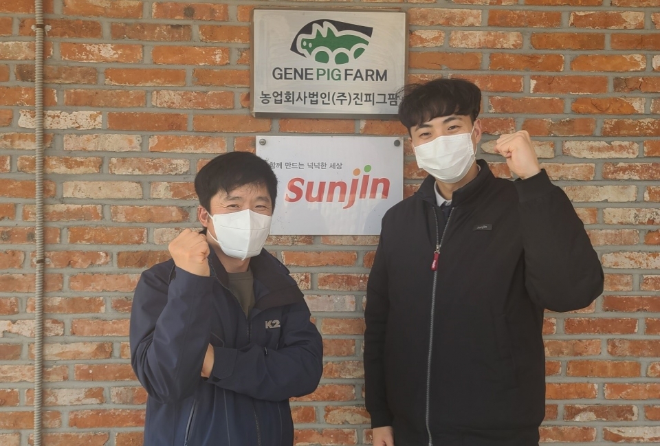 오대혁(사진 왼쪽) 대표와 김재희(사진 오른쪽) 지역부장은 한국형 종돈 개량을 위한 같은 목표를 가지고 상생 협력하고 있다.