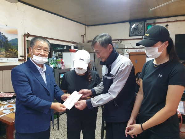 이정배 서울경기양돈농협조합장은 화재 피해 농장을 찾아 위로금을 전달하며 격려했다.