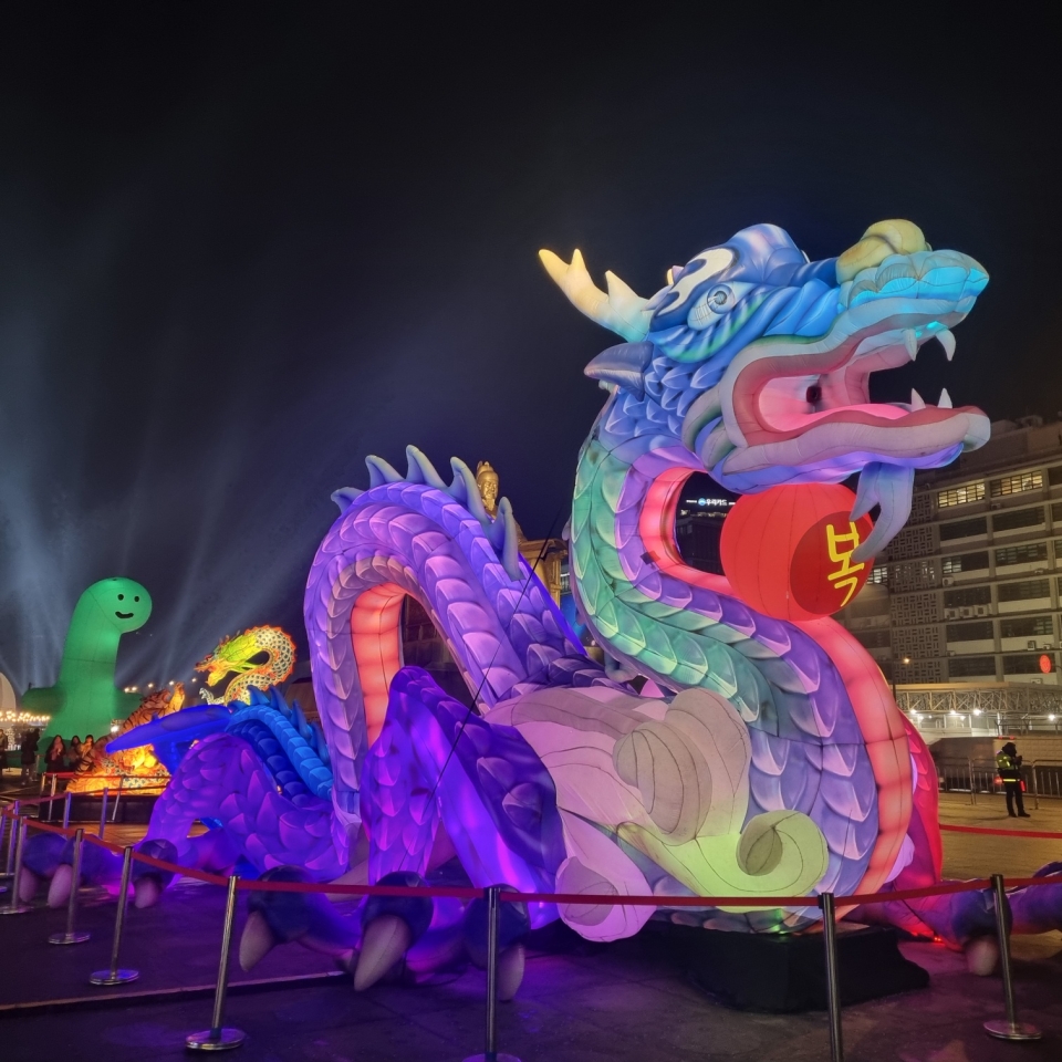 서울 광화문 광장에 설치된 청룡 형상.